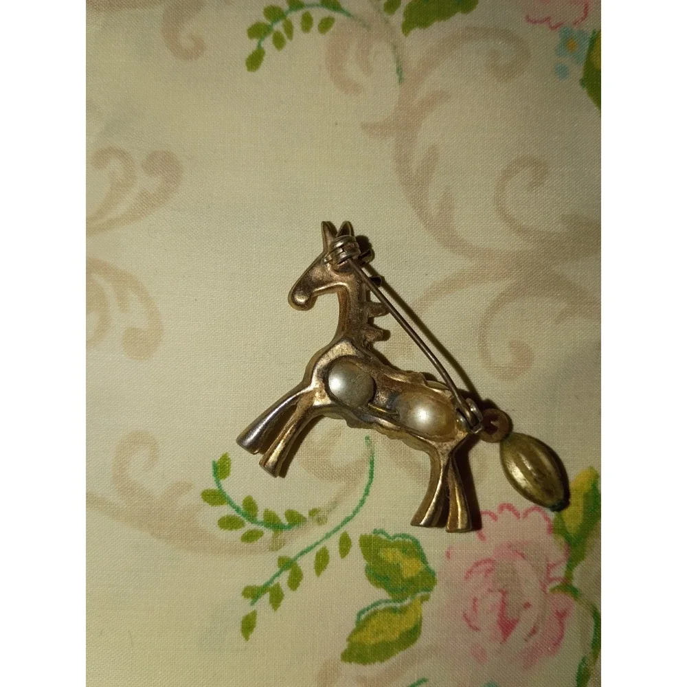 Gold Toned Horse Faux Pearls Ruby Eye Brooch Pin‎ 1 1/4 Inch